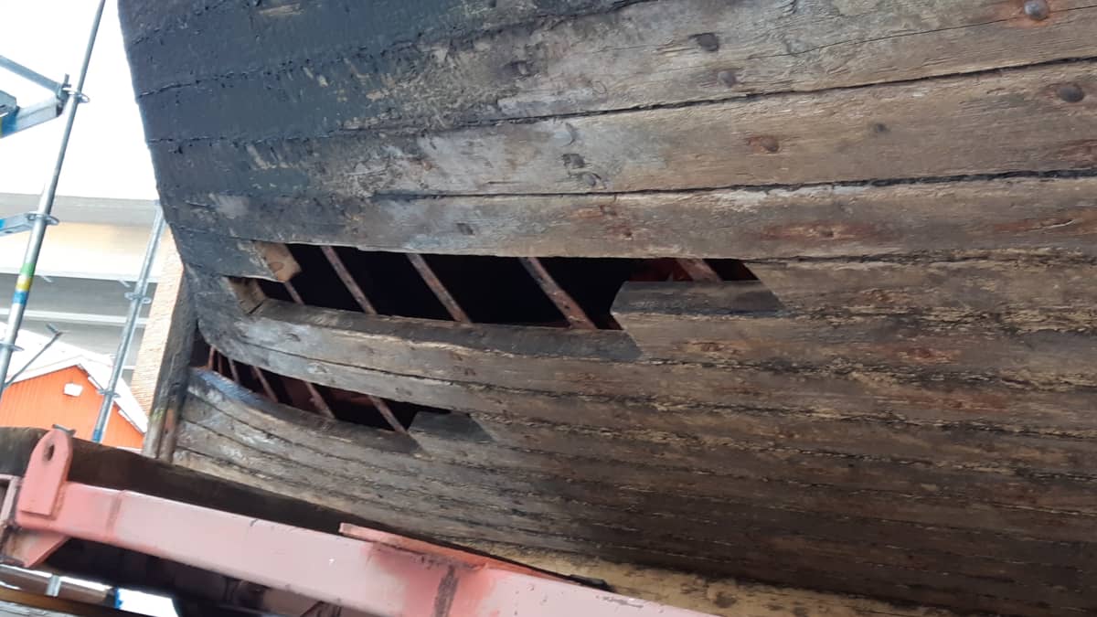 Savonlinnan Laitaatsillan telakalla tervahöyry Mikon keulasta on poistettu huonoja lankkuja. 