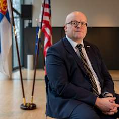 Suomen Washingtonin- suurlähettiläs Mikko Hautala Washingtonin lähetystön juhlasalissa.