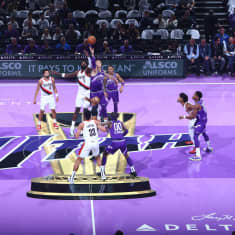 Utah Jazzin Lauri Markkanen ja Portland Trail Blazersin Deandre Ayton hyppäävät pelin alussa ylösheittoon.