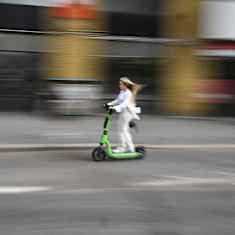 Sähköpotkulautailija Helsingin Kurvissa 18. kesäkuuta 2024.