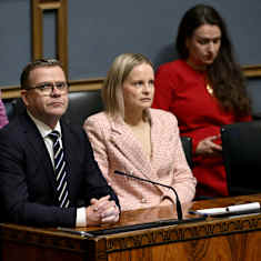Photo shows Prime Minister Petteri Orpo (NCP) and Finance Minister Riikka Purra (Finns) in parliament.