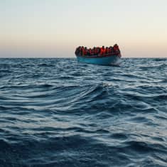 Eurooppaan pyrkiviä turvapaikanhakijoita ja siirtolaisia kuljettanut vene Välimerellä toukokuussa. Veneestä pelastettiin ihmisiä Sea-eye 4 -alukselle.