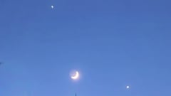 Iltaisella taivaalla näkyy kapea kuun sirppi sekä Jupiter ja Venus. 