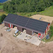 Punkaharjulaisen Kaskilan tilan rakennus, jonka katolla aurinkopaneelit.