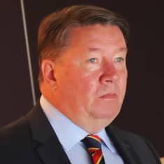 Jokerien osaomistaja ja GM Jari Kurri seuraamassa ottelua.