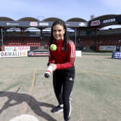 Emilia Itävalo pomputtelee palloa mailalla.