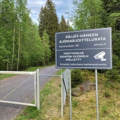 Portti ja aita keskellä metsää. Portti kiinni. Kuva tiestä. Päijät-Hämeen ajoharjoitteluradan portti.