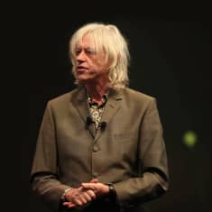 Kuvassa Sir Bob Geldof on puhumassa.