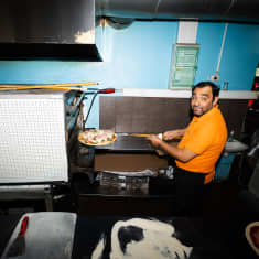 Jyväskylän Kuokkalassa sijaitsevan Pizzeria Rosiefin omistaja Halil Danqi valmistaa pitsaa.