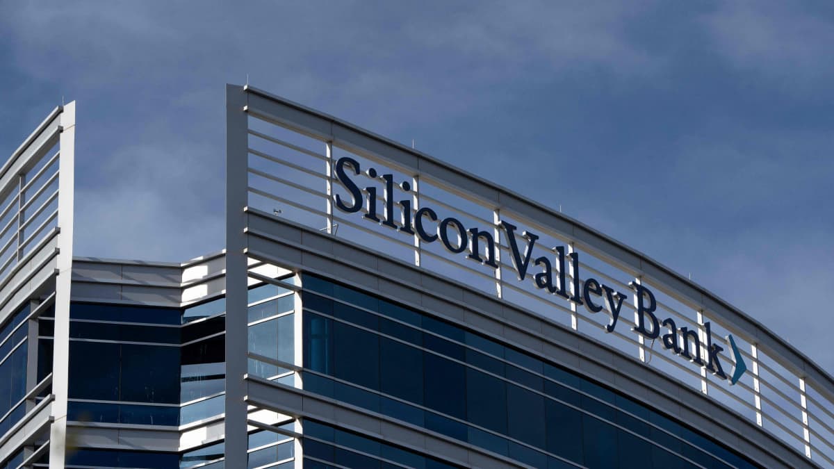 Silicon Valley Bankin logo rakennuksen ulkosivussa. Taivas on sininen.