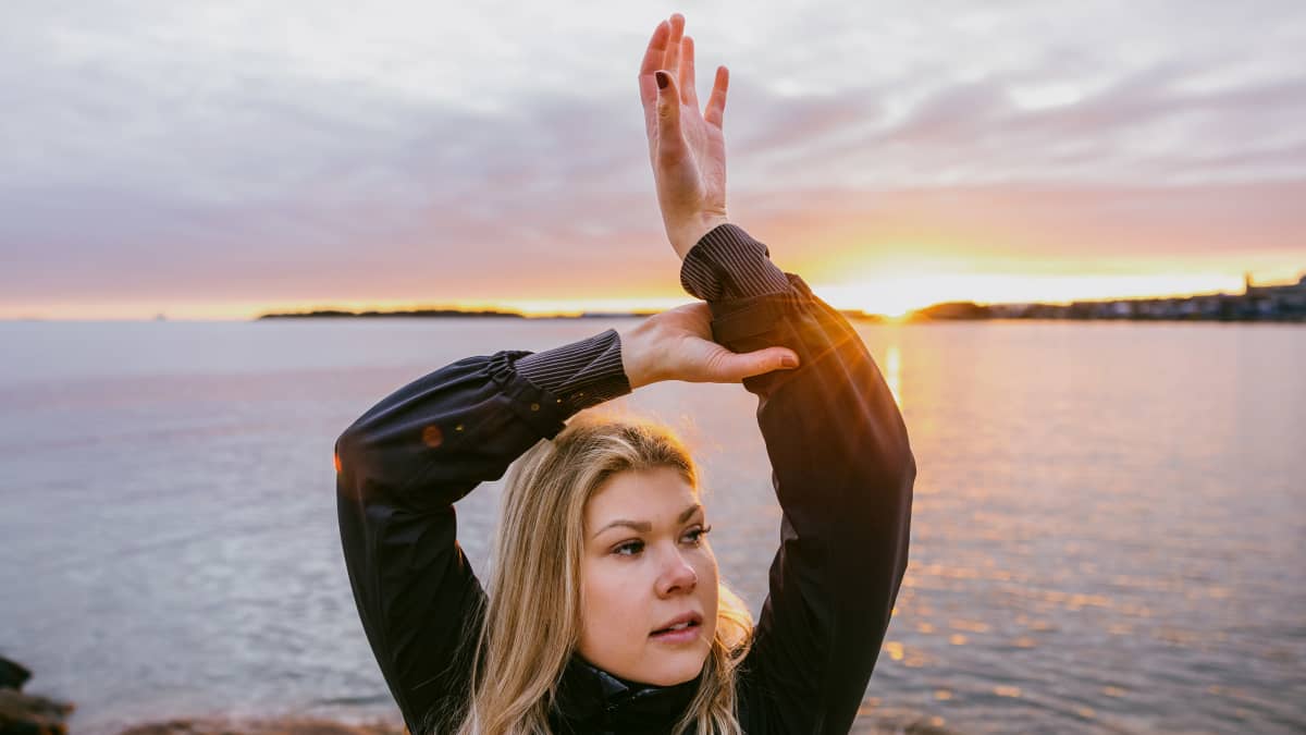 Sallamari Nieminen kuvattu auringonlaskun aikaan Eirassa Helsingissä.