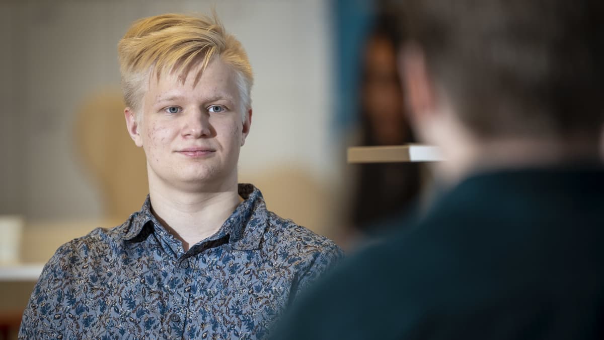 Jyväskylän Lyseon opiskelija Otso Somerla keskusteli itsenäisyyspäivästä opiskelutovereidensa kanssa.