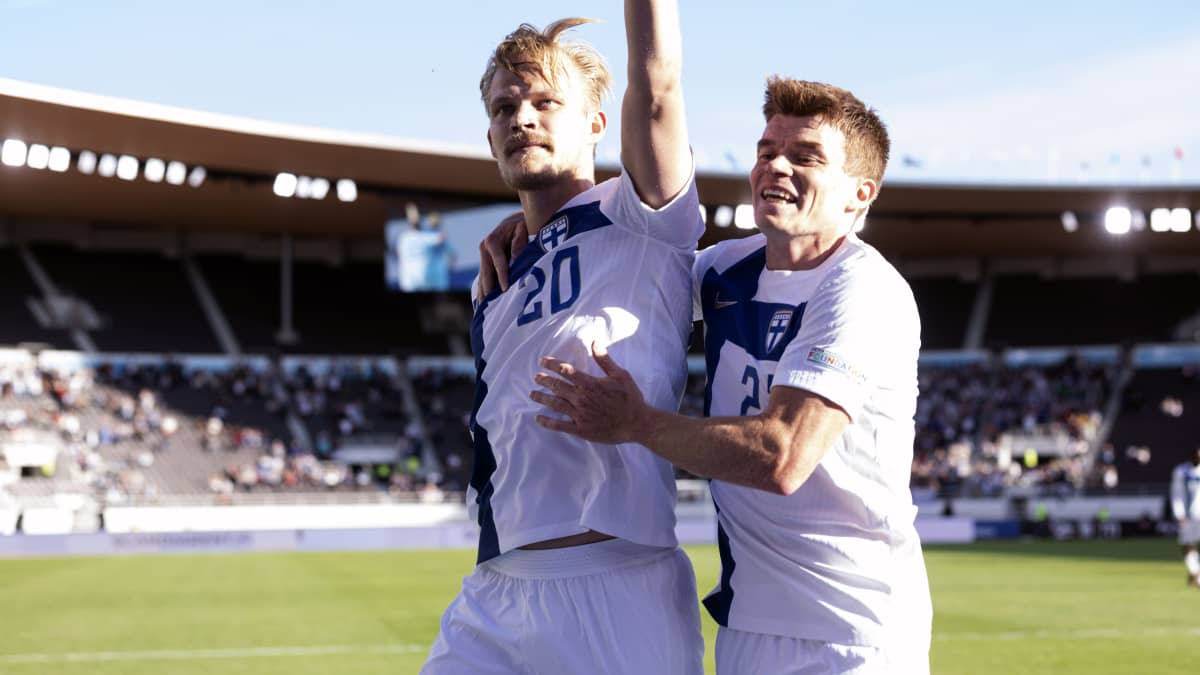 Joel Pohjanpalo tuulettaa maalia Albin Granlund kintereillään.