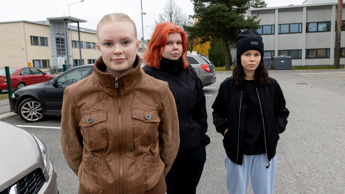 Nuoret Lotta Korhonen, Tiia Taari ja Jessica Liutu seisovat Lappeenrannan Uimahallin parkkipaikalla.