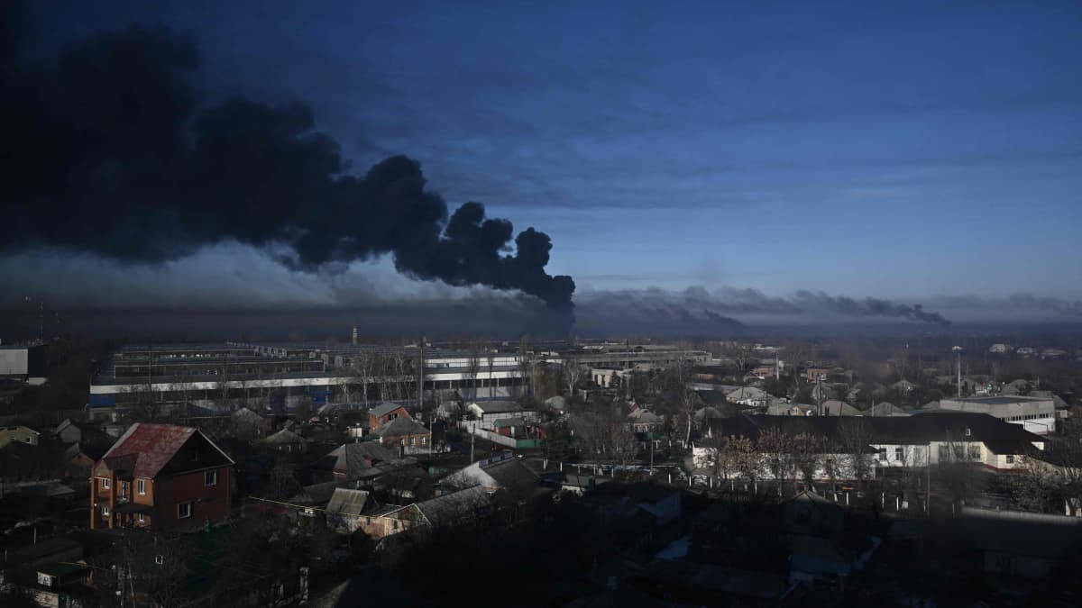 Mustaa savua nousee ukrainalaisesta sotatukikohdasta.