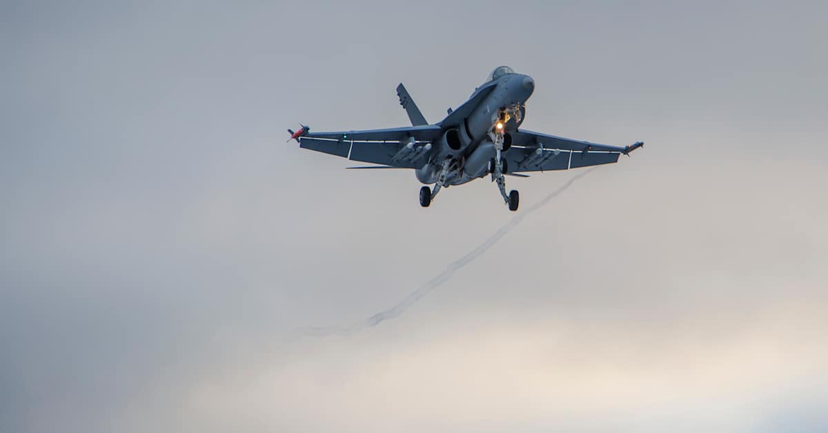 Ilmavoimat harjoitteli poikkeusoloja: Hornet-hävittäjä tuotiin Karjalan lennostosta Jämsään maanteitse