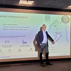 Flexensin toimitusjohtaja Berndt Schalin Kokkolan vetyvoimalan tiedotustilaisuudessa 15.11. 2022.