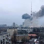 Venäjän ohjusiskun jälkiä Kiovan tv-tornin luona