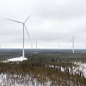 Simon Sarvisuon valmistumaisillaan olevan tuulivoimapuiston tuulimyllyjä maaliskuussa 2022