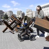 Lapsiperhe ulkoilemassa pääsiäissunnuntaina Maidanin aukiolla Kiovassa Ukrainassa.