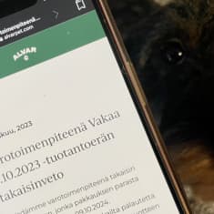 Kuva takaisinveto-ilmoituksesta, mäyräkoira taustalla.