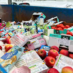 Roskalava, joka on täynnä kaupan ruokahävikkiä.