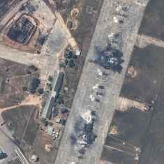 Tuhottuja lentokoneita ja polttoainevarasto Belbekin lentotukikohdassa Krimillä.