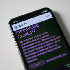 En mobil som är på Open AI:s webbplats för Chat GPT.