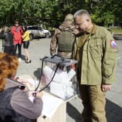 Sotilaat vartioivat äänestyspaikkaa miehitetyssä Mariupolissa.