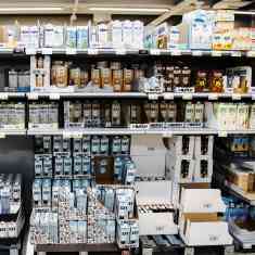 Butikshylla i Prisma i Tripla (Böle) där man ser olika växtbaserade drycker såsom havremjölk.