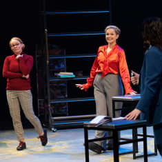 Hämeenlinnan teatterin Dreamteam-näytelmän näyttämökuvaa, jossa mukana näyttelijät Liisa Peltonen, Anu Sinsalo, Birgitta Putkonen ja Sinikka Salminen.