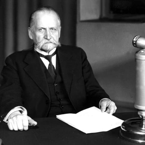 Presidentti Kyösti Kallio pitämässä radiopuhetta Yleisradion studiossa