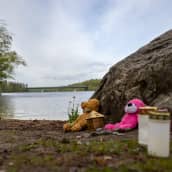 Kynttilöitä ja pehmonalleja Särkijärven uimarannalla Lukonlahdella