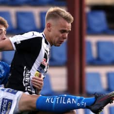 Tuomas Kaukua ja Aleksi Pahkasalo taistelevat pallosta pelissä VPS-RoPS lokakuussa 2021.