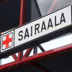 Kyltissä nuoli vasemmalle ja teksti sairaala. 