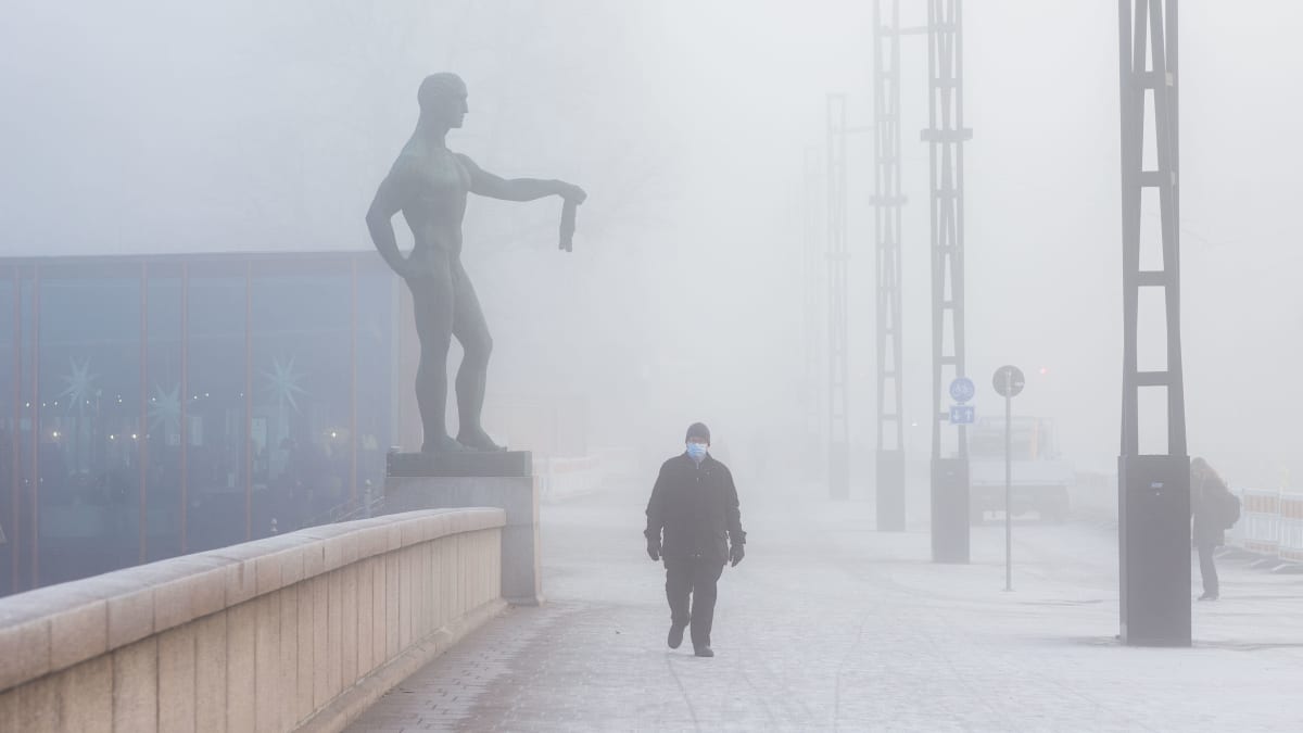 Tampereen Hämeensilta vahvan sumun peitossa 10.11.2020.