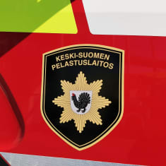 Keski-Suomen pelastuslaitoksen logo paloauton kyljessä.