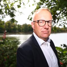 Jarkko Eloranta. Taustalla vettä ja puita.