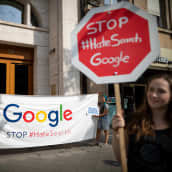 Mielenosoittajia Googlen hyväksymää vihapuhetta vastaan.