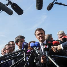 Emmanuel Macron puhuu medialle.
