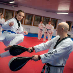 Malmin Taekwondon harrastaja harjoituksissa Malmilla joulukuussa 2023.