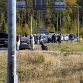 Venäjältä saapuvaa liikennettä Vaalimaan raja-asemalla. Ihmisiä noussut ulos autosta jonossa.