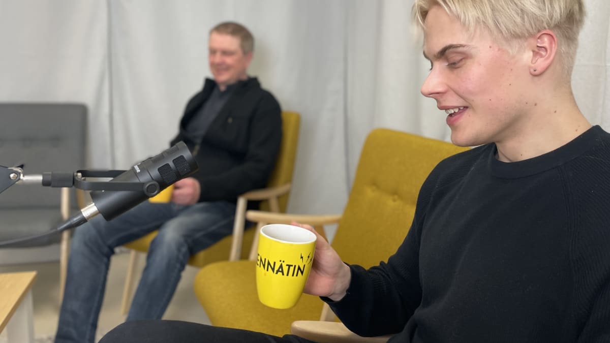 Viitasaaren digityöpajassa on myös studio, jossa voi tehdä omia podcasteja tai videoita.  Kuvassa projektipäällikkö Teemu Vuorela ja yrittäjä Tero Tuohimetsä.