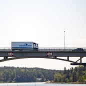 Kuorma-auto Hessundin sillalla Paraisilla.