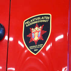Punaisen paloauton ovessa on logo, jossa lukee Pelastuslaitos, Varsinais-Suomi.