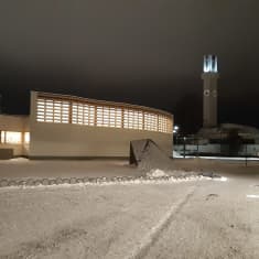Seinäjoen Lakeuden risti ja Aallon kirjasto iltavalaistuksessa talvella. 