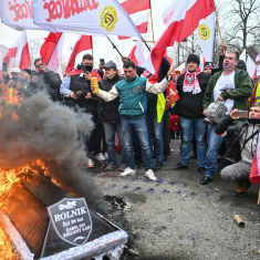 Puolalaiset maanviljelijät osallistuvat mielenosoitukseen Varsovassa.