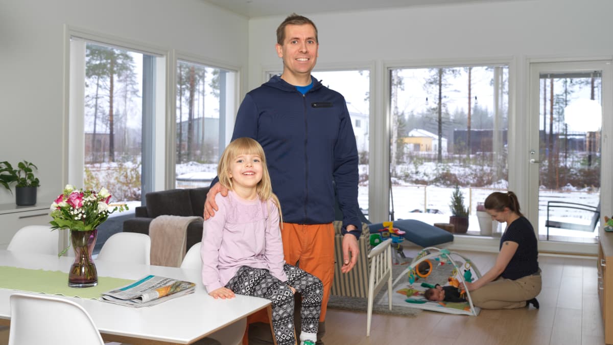 Oululainen perhe kierrättää kotitalousjätteet arjessa säännöllisesti. Kuvassa Lasse Haverinen ja hänen tyttärensä. Taka-alalla Lassen vaimo ja 2 viikkoinen lapsi. 