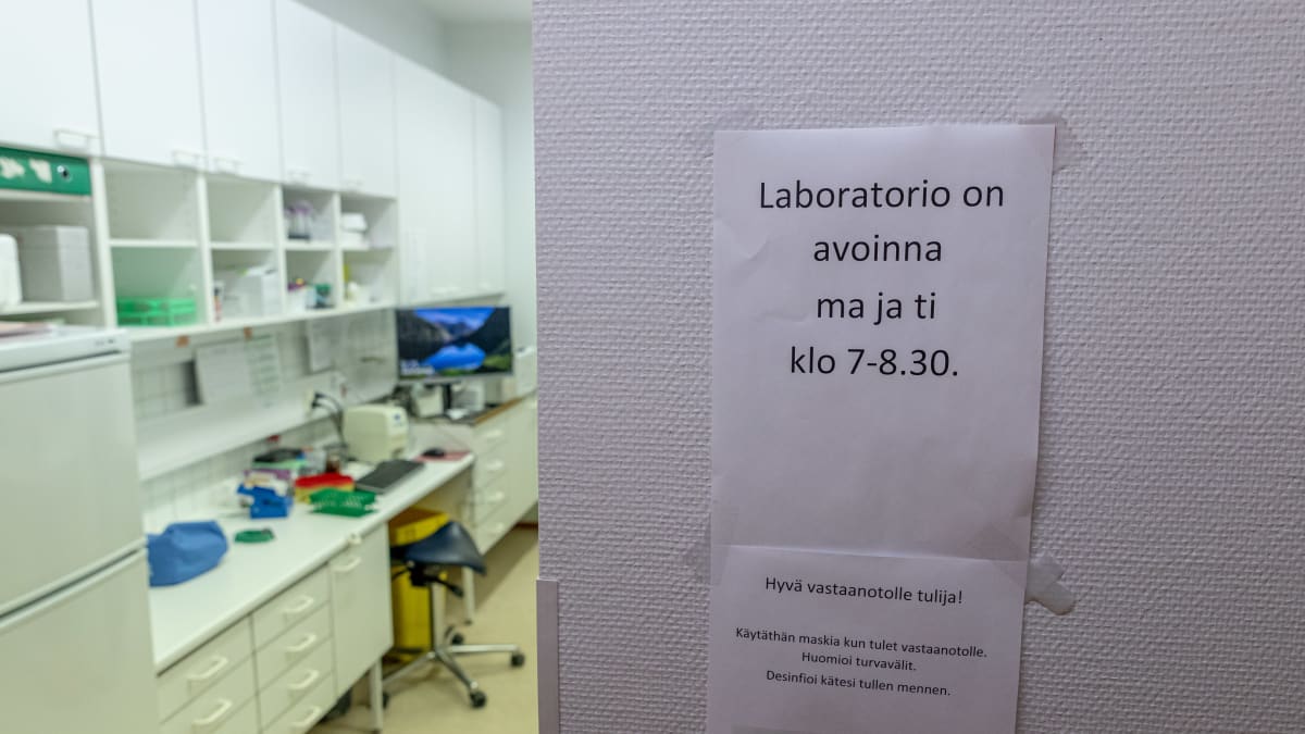 Lappu Kannonkosken terveysaseman seinällä kertoo, että laboratorio on avoinna maanantaisin ja tiistaisin klo 7 - 8:30.