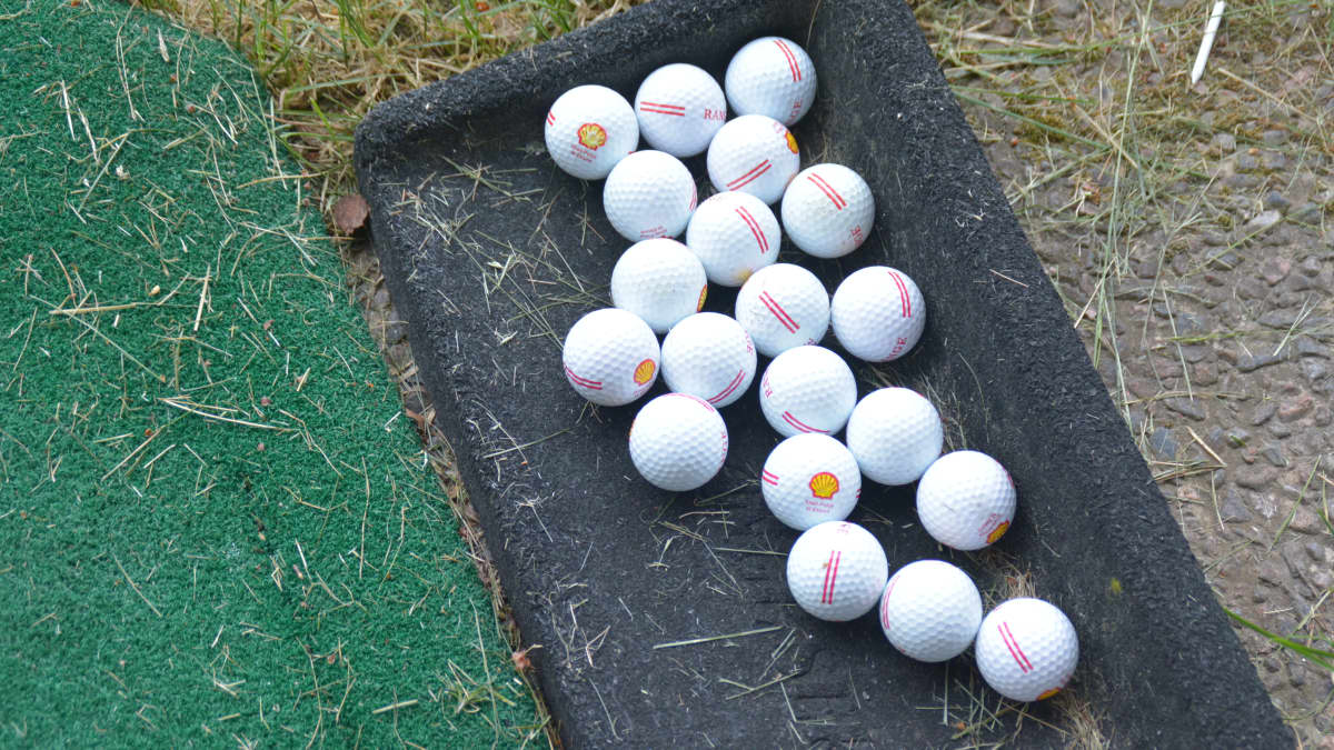 Golfbollar på Bruksgolf i Pojo.